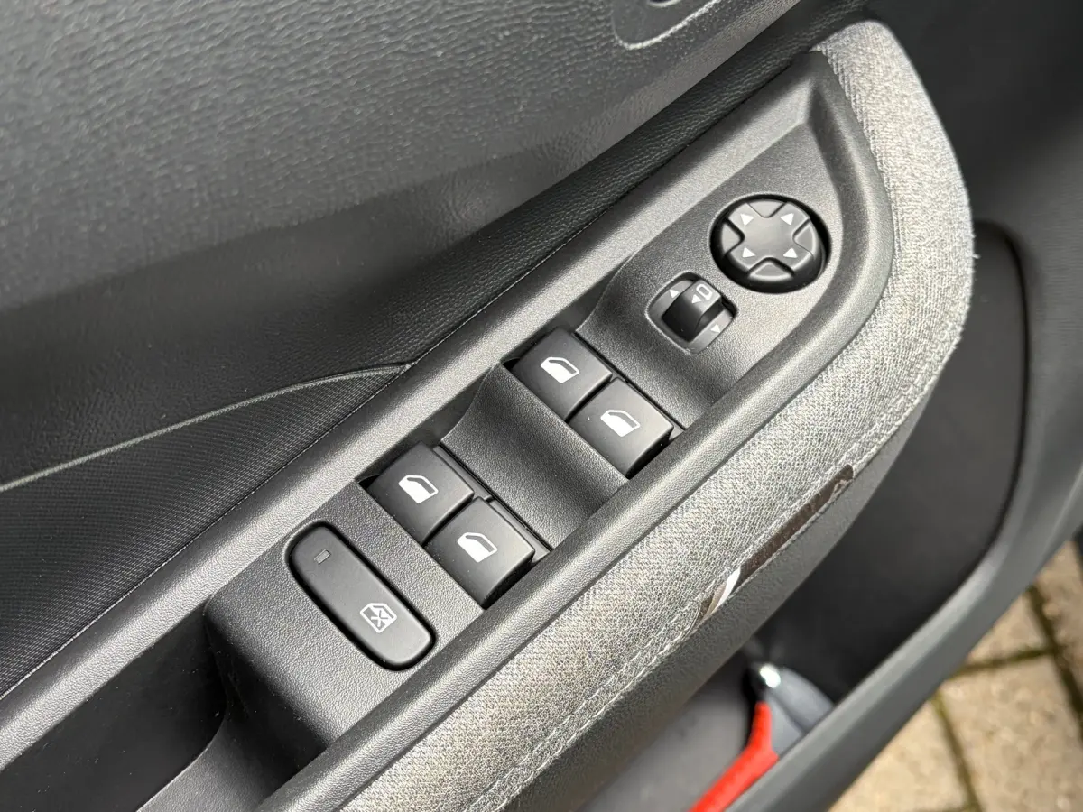 1.2 Turbo Hybrid 145 PK GS | 2+6 JAAR GARANTIE| STUUR, STOEL EN VOORRUITVERWARMING| DODEHOEK DETECTIE| COMFORTSTOELEN| NAVIGATIE + APPLE CARPLAY/ANDROID AUTO| CAMERA + PARKEERSENSOREN| DRAAD