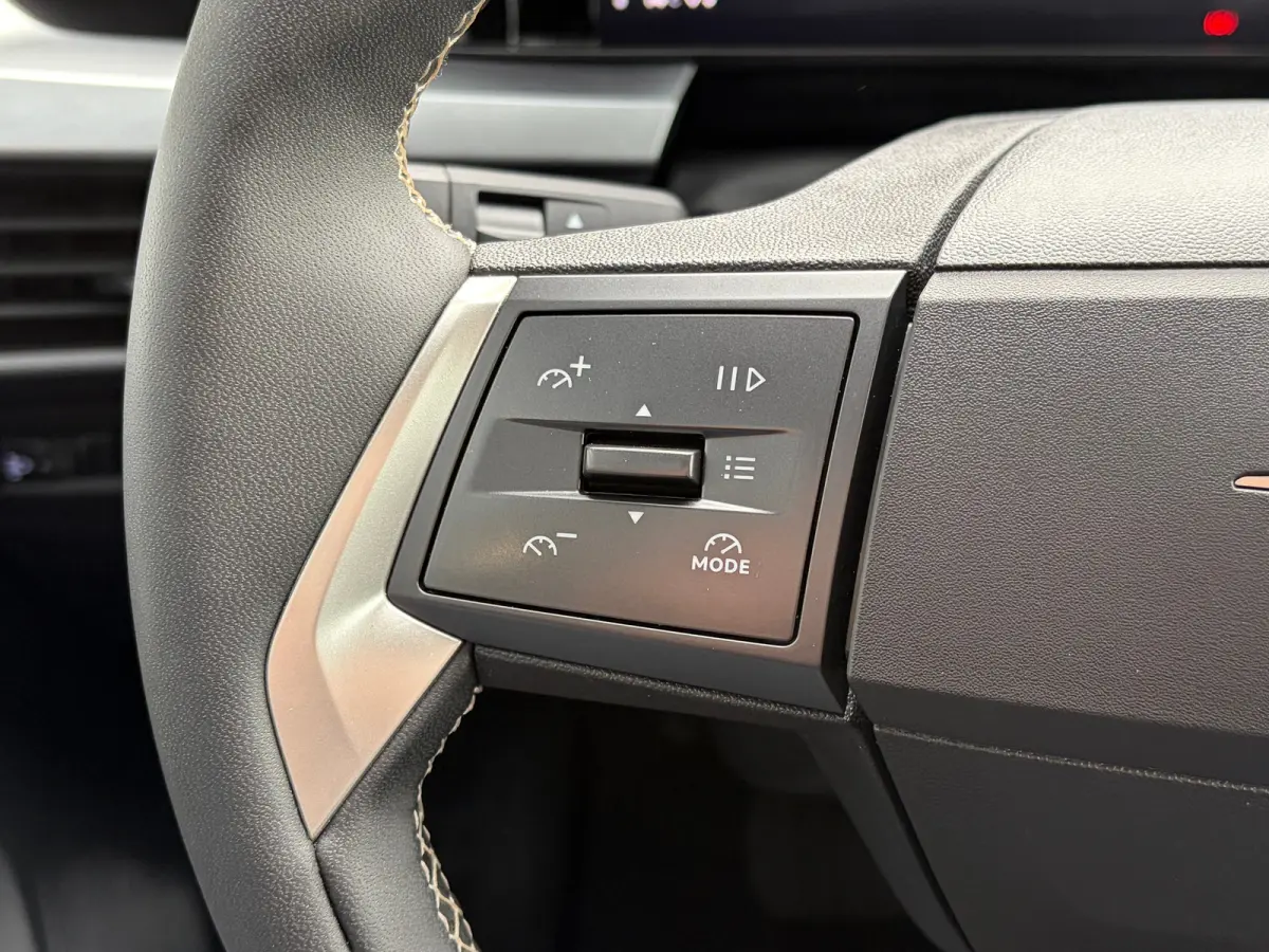 1.2 Turbo Hybrid 145 PK GS | 2+6 JAAR GARANTIE| STUUR, STOEL EN VOORRUITVERWARMING| DODEHOEK DETECTIE| COMFORTSTOELEN| NAVIGATIE + APPLE CARPLAY/ANDROID AUTO| CAMERA + PARKEERSENSOREN| DRAAD
