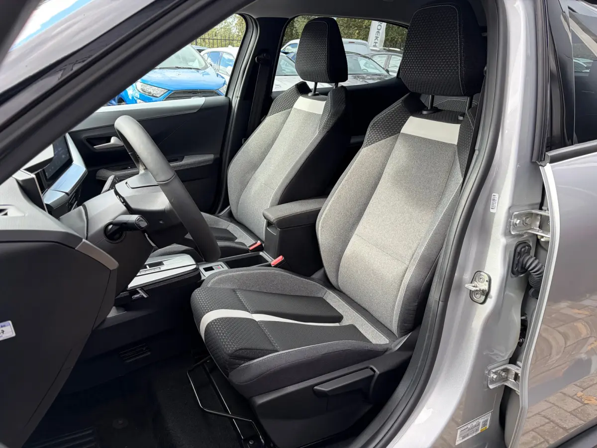 1.2 Turbo Hybrid 145 PK GS | 2+6 JAAR GARANTIE| STUUR, STOEL EN VOORRUITVERWARMING| DODEHOEK DETECTIE| COMFORTSTOELEN| NAVIGATIE + APPLE CARPLAY/ANDROID AUTO| CAMERA + PARKEERSENSOREN| DRAAD