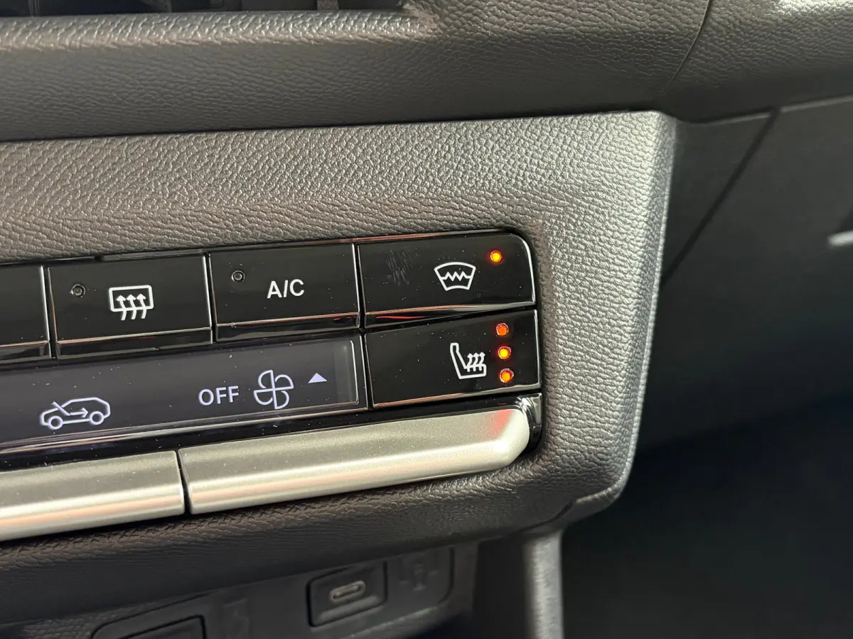 1.2 Turbo Hybrid 145 PK GS | 2+6 JAAR GARANTIE| STUUR, STOEL EN VOORRUITVERWARMING| DODEHOEK DETECTIE| COMFORTSTOELEN| NAVIGATIE + APPLE CARPLAY/ANDROID AUTO| CAMERA + PARKEERSENSOREN| DRAAD