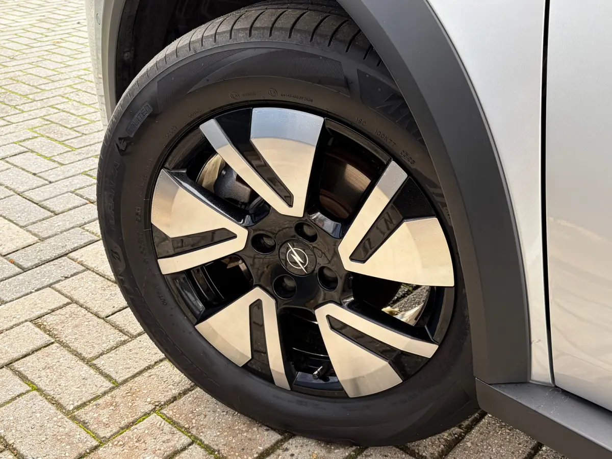 1.2 Turbo Hybrid 145 PK GS | 2+6 JAAR GARANTIE| STUUR, STOEL EN VOORRUITVERWARMING| DODEHOEK DETECTIE| COMFORTSTOELEN| NAVIGATIE + APPLE CARPLAY/ANDROID AUTO| CAMERA + PARKEERSENSOREN| DRAAD