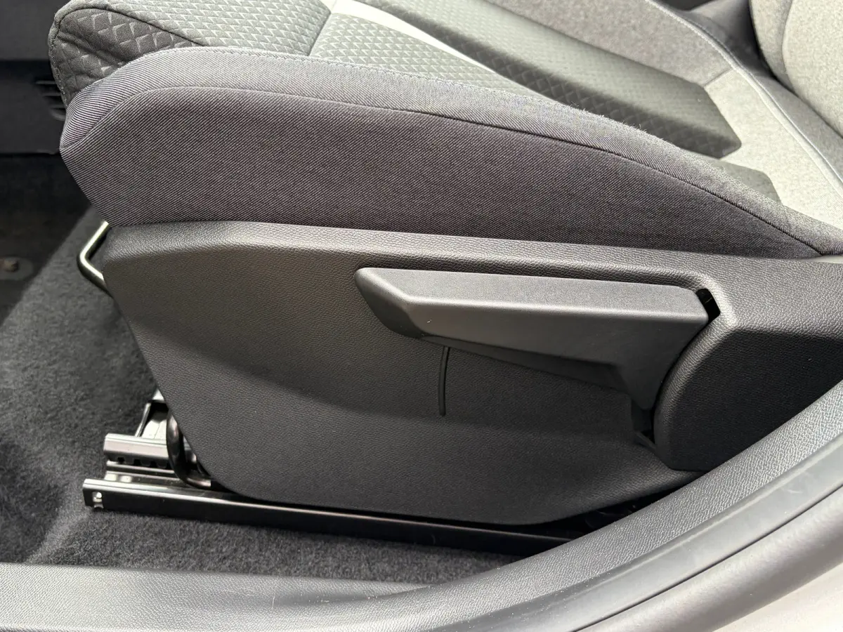 1.2 Turbo Hybrid 145 PK GS | 2+6 JAAR GARANTIE| STUUR, STOEL EN VOORRUITVERWARMING| DODEHOEK DETECTIE| COMFORTSTOELEN| NAVIGATIE + APPLE CARPLAY/ANDROID AUTO| CAMERA + PARKEERSENSOREN| DRAAD