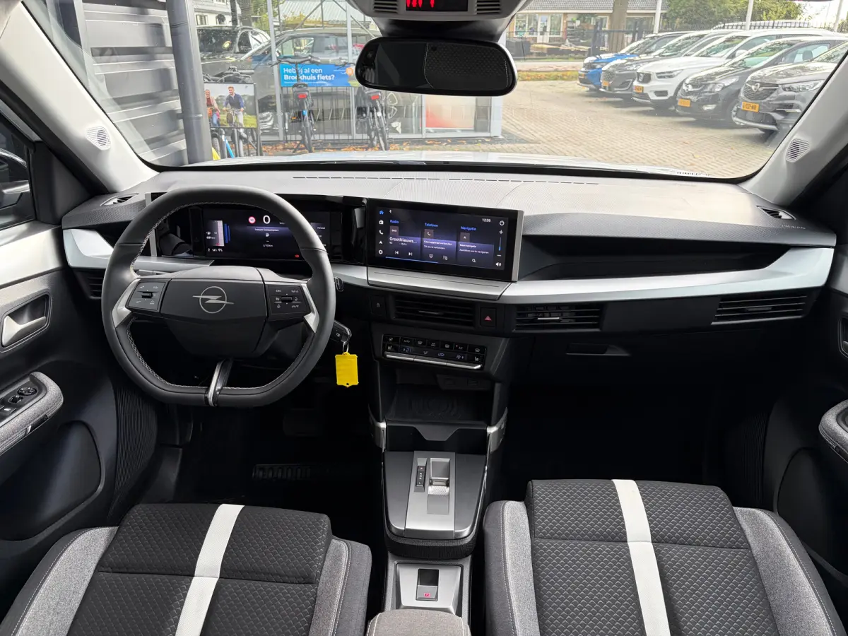 1.2 Turbo Hybrid 145 PK GS | 2+6 JAAR GARANTIE| STUUR, STOEL EN VOORRUITVERWARMING| DODEHOEK DETECTIE| COMFORTSTOELEN| NAVIGATIE + APPLE CARPLAY/ANDROID AUTO| CAMERA + PARKEERSENSOREN| DRAAD