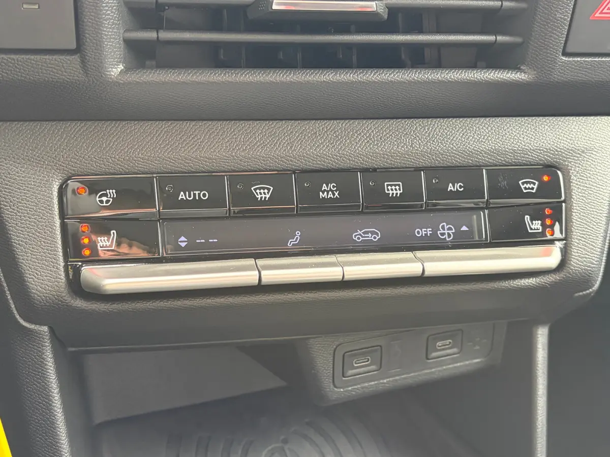 1.2 Turbo Hybrid 145 PK GS | 2+6 JAAR GARANTIE| STUUR, STOEL EN VOORRUITVERWARMING| DODEHOEK DETECTIE| COMFORTSTOELEN| NAVIGATIE + APPLE CARPLAY/ANDROID AUTO| CAMERA + PARKEERSENSOREN| DRAAD