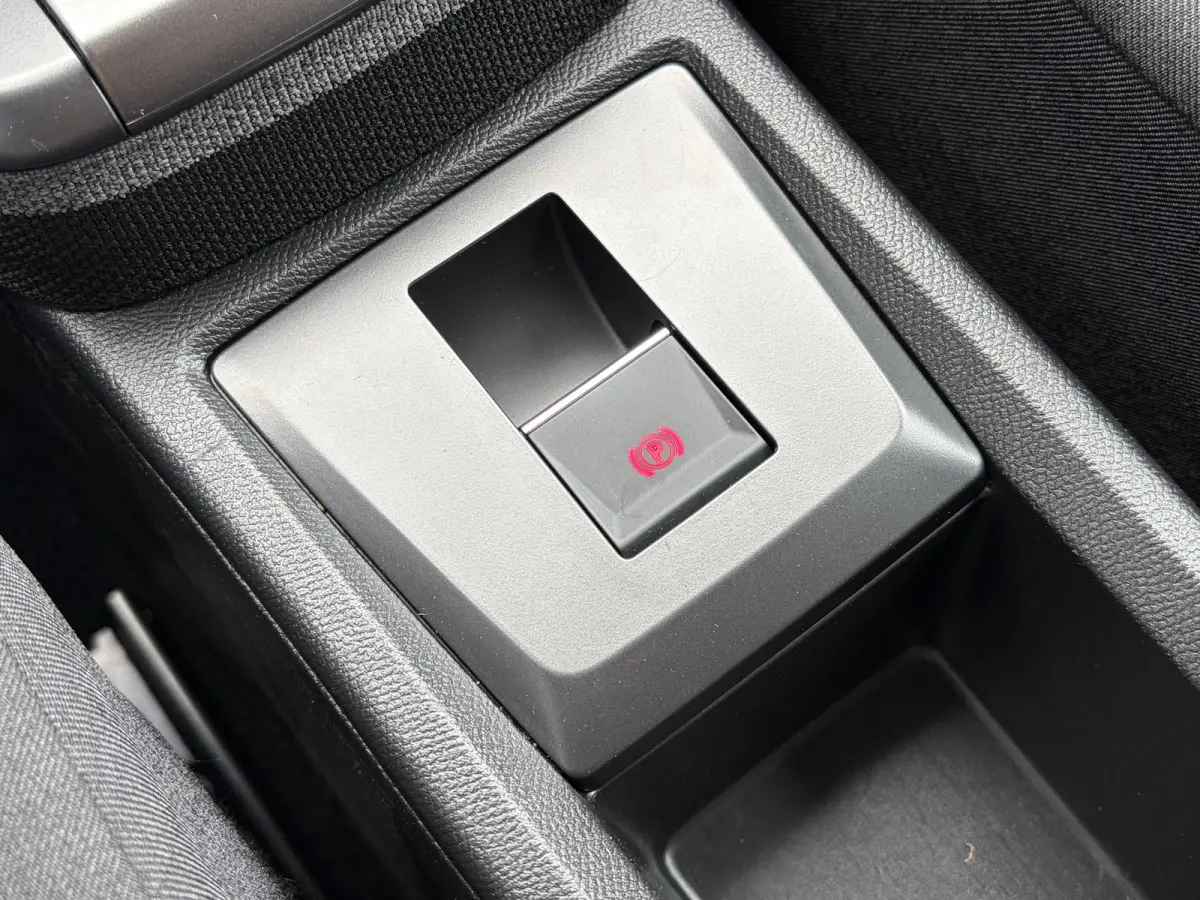 1.2 Turbo Hybrid 145 PK GS | 2+6 JAAR GARANTIE| STUUR, STOEL EN VOORRUITVERWARMING| DODEHOEK DETECTIE| COMFORTSTOELEN| NAVIGATIE + APPLE CARPLAY/ANDROID AUTO| CAMERA + PARKEERSENSOREN| DRAAD