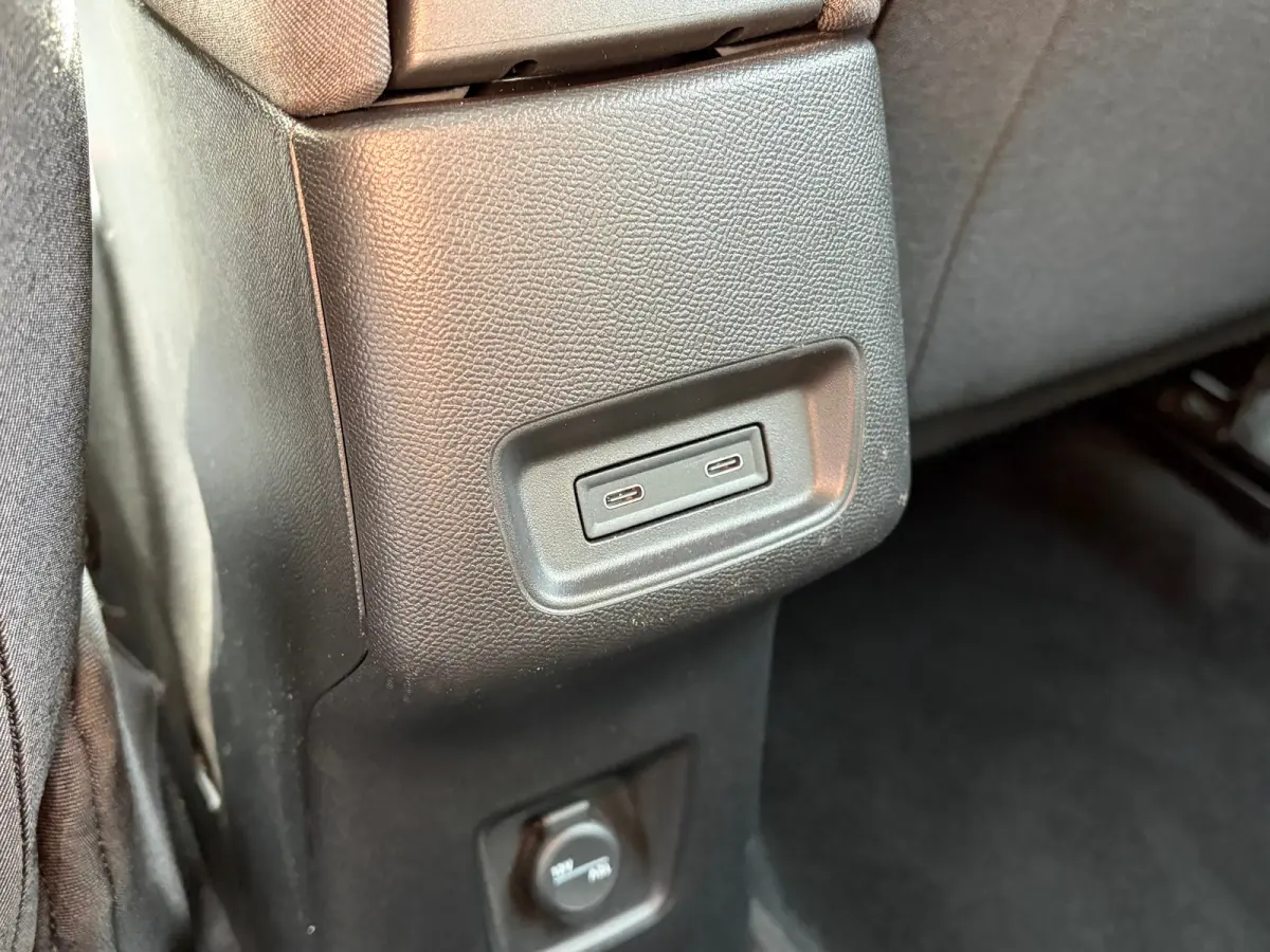 1.2 Turbo Hybrid 145 PK GS | 2+6 JAAR GARANTIE| STUUR, STOEL EN VOORRUITVERWARMING| DODEHOEK DETECTIE| COMFORTSTOELEN| NAVIGATIE + APPLE CARPLAY/ANDROID AUTO| CAMERA + PARKEERSENSOREN| DRAAD