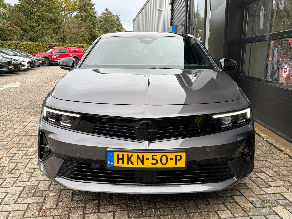 1.2 Turbo Hybrid 145 PK GS Aut. | ELEK. SCHUIF-/KANTELDAK| HEAD-UP DISPLAY| 360* CAMERA| MATRIX LED| AGR-COMFORTSTOELEN| ADAPTIEVE CRUISE CONTROL| DODEHOEK DETECTIE| SFEERVERLICHTING| STUUR,