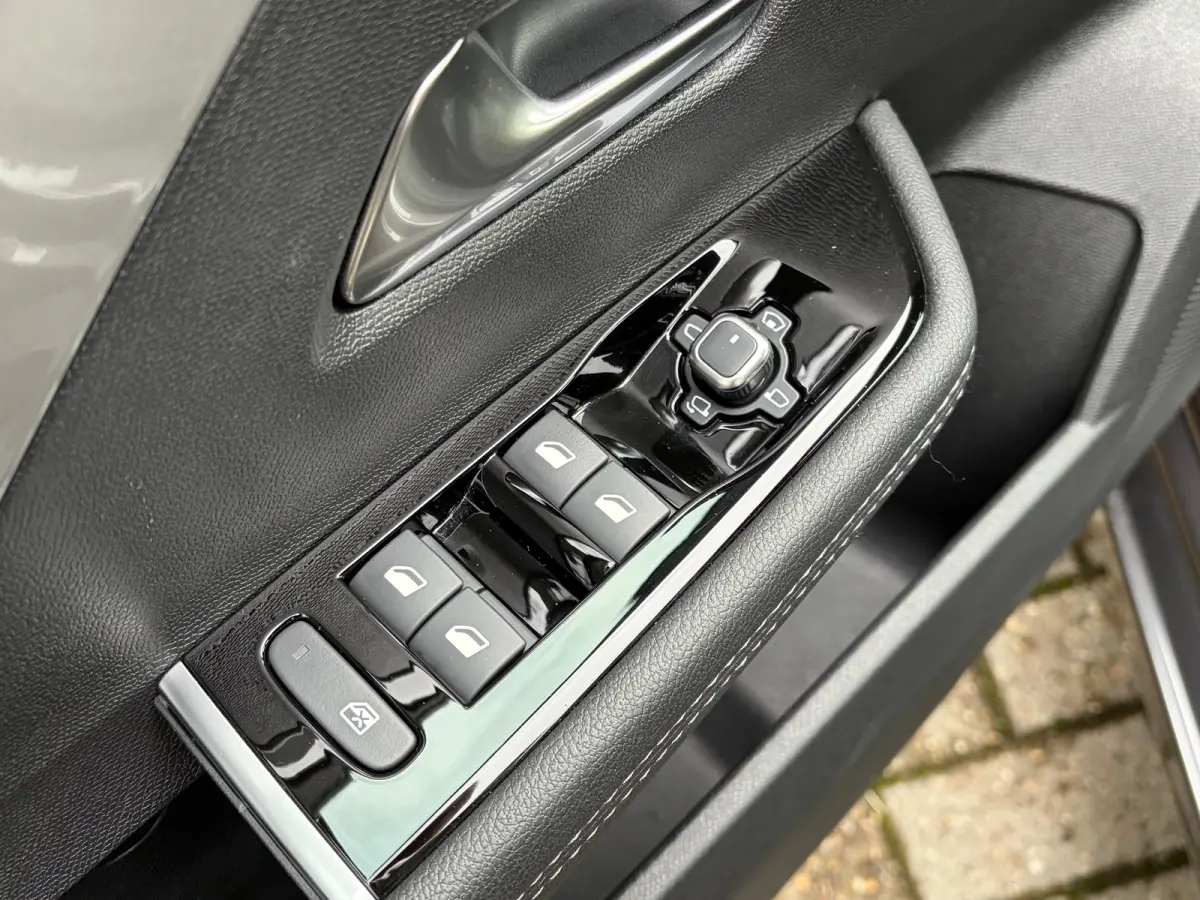 1.2 Turbo Hybrid 145 PK GS Aut. | ELEK. SCHUIF-/KANTELDAK| HEAD-UP DISPLAY| 360* CAMERA| MATRIX LED| AGR-COMFORTSTOELEN| ADAPTIEVE CRUISE CONTROL| DODEHOEK DETECTIE| SFEERVERLICHTING| STUUR,