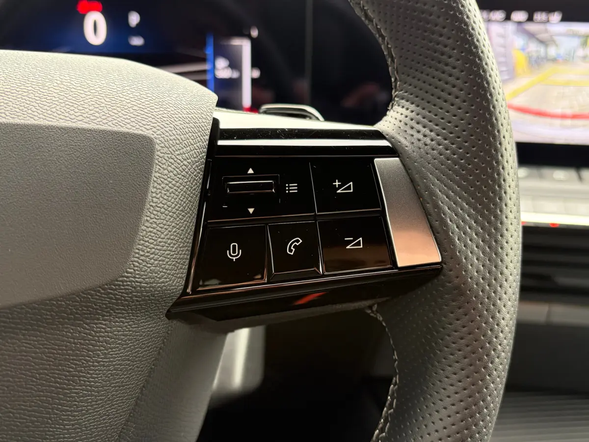 1.2 Turbo Hybrid 145 PK GS Aut. | ELEK. SCHUIF-/KANTELDAK| HEAD-UP DISPLAY| 360* CAMERA| MATRIX LED| AGR-COMFORTSTOELEN| ADAPTIEVE CRUISE CONTROL| DODEHOEK DETECTIE| SFEERVERLICHTING| STUUR,