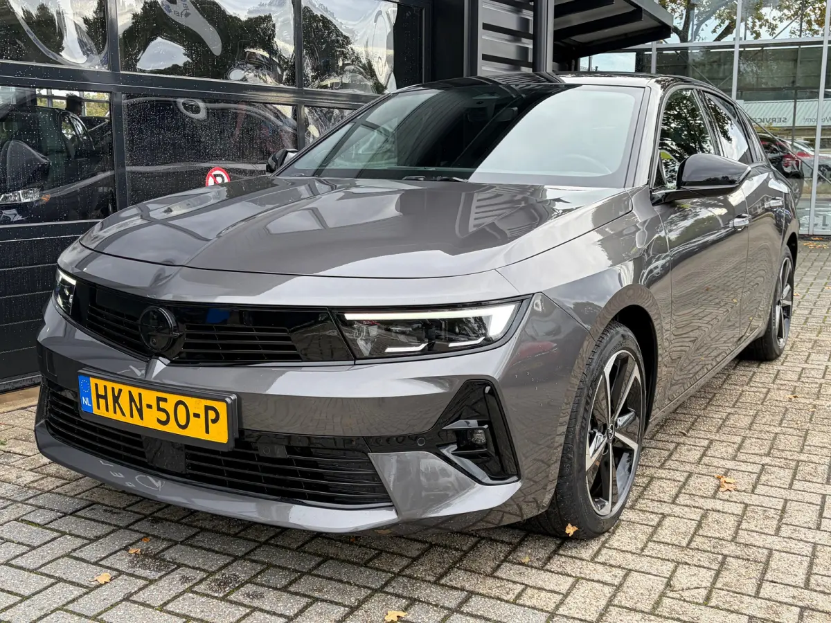 1.2 Turbo Hybrid 145 PK GS Aut. | ELEK. SCHUIF-/KANTELDAK| HEAD-UP DISPLAY| 360* CAMERA| MATRIX LED| AGR-COMFORTSTOELEN| ADAPTIEVE CRUISE CONTROL| DODEHOEK DETECTIE| SFEERVERLICHTING| STUUR,