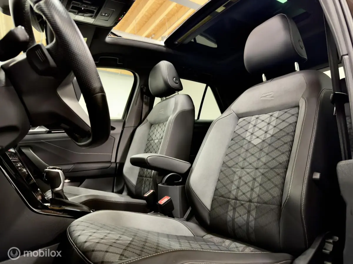 1.5 TSI R-Line | Pano | IQ Matrix | Black Style | 19" | Stuurverwarming | Camera | Sfeer | Travel Assist | ACC | Leder dash | Elektrische achterklep