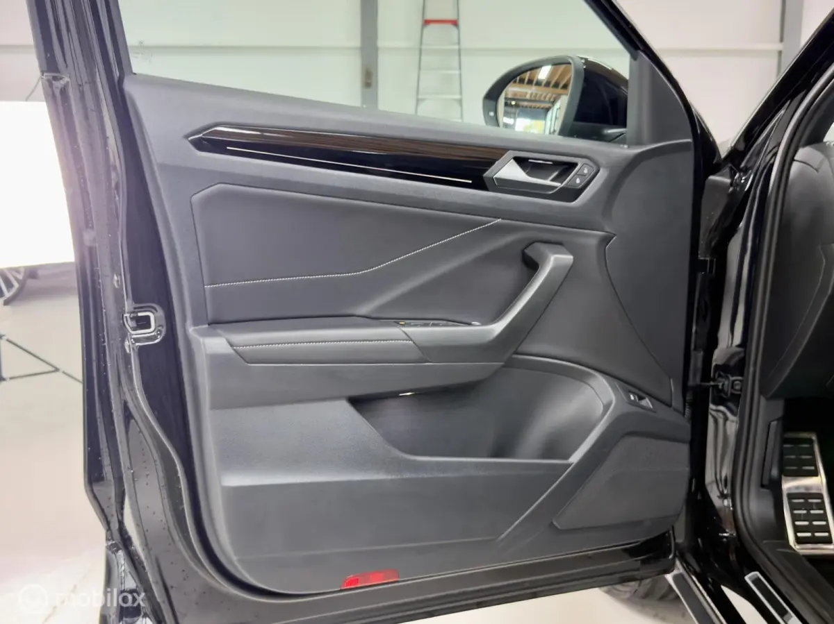 1.5 TSI R-Line | Pano | IQ Matrix | Black Style | 19" | Stuurverwarming | Camera | Sfeer | Travel Assist | ACC | Leder dash | Elektrische achterklep