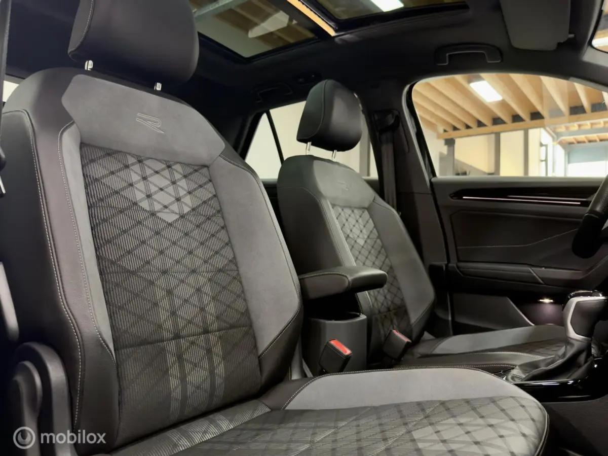 1.5 TSI R-Line | Pano | IQ Matrix | Black Style | 19" | Stuurverwarming | Camera | Sfeer | Travel Assist | ACC | Leder dash | Elektrische achterklep