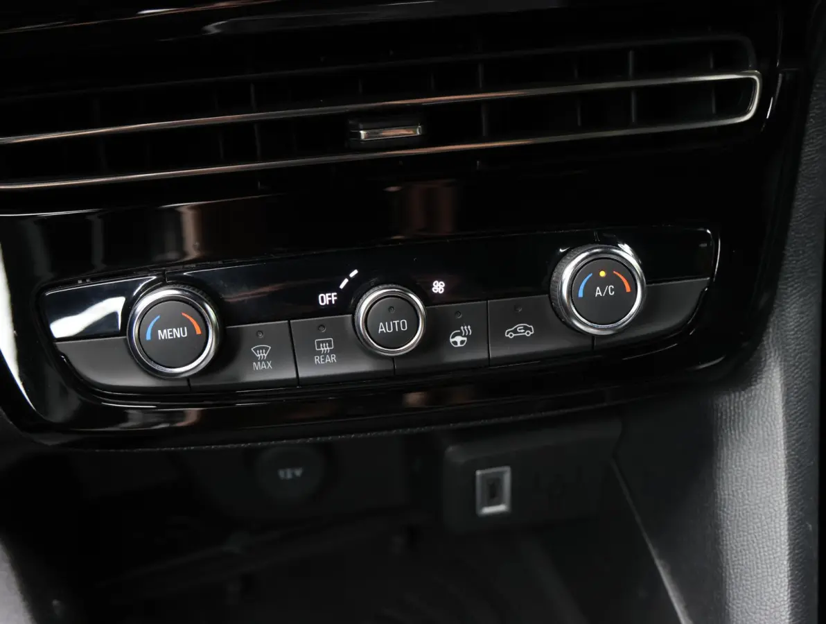GS 54 kWh 156pk | Accu 97% | LED verlichting | Camera | Navigatie | Black pack | Apple Carplay & Android Auto
