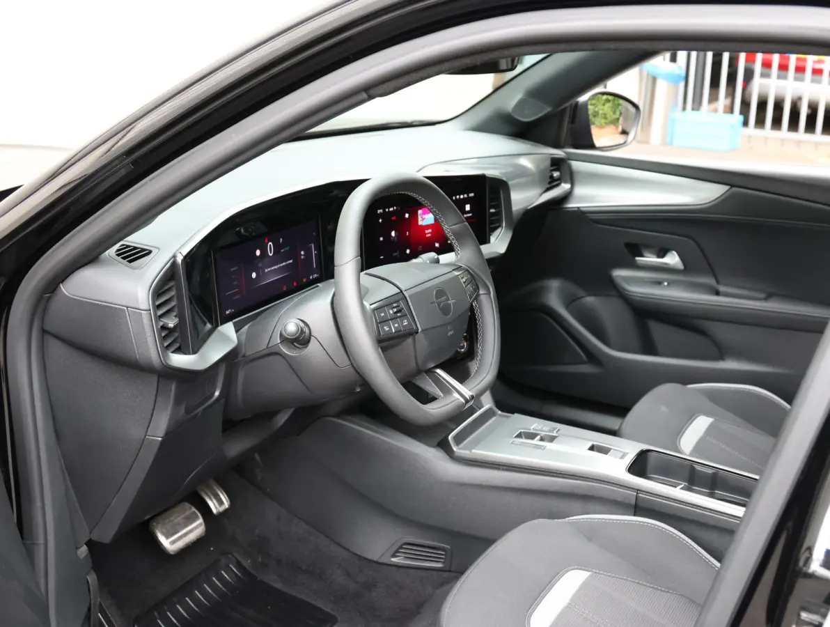 GS 54 kWh 156pk | Accu 97% | LED verlichting | Camera | Navigatie | Black pack | Apple Carplay & Android Auto