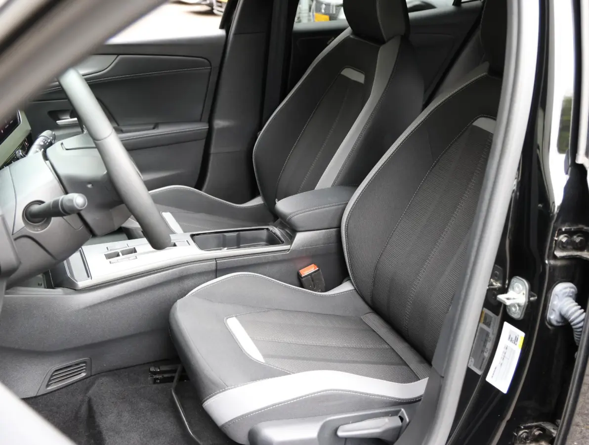 GS 54 kWh 156pk | Accu 97% | LED verlichting | Camera | Navigatie | Black pack | Apple Carplay & Android Auto