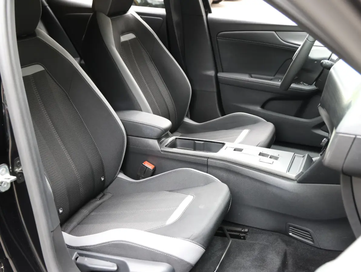 GS 54 kWh 156pk | Accu 97% | LED verlichting | Camera | Navigatie | Black pack | Apple Carplay & Android Auto