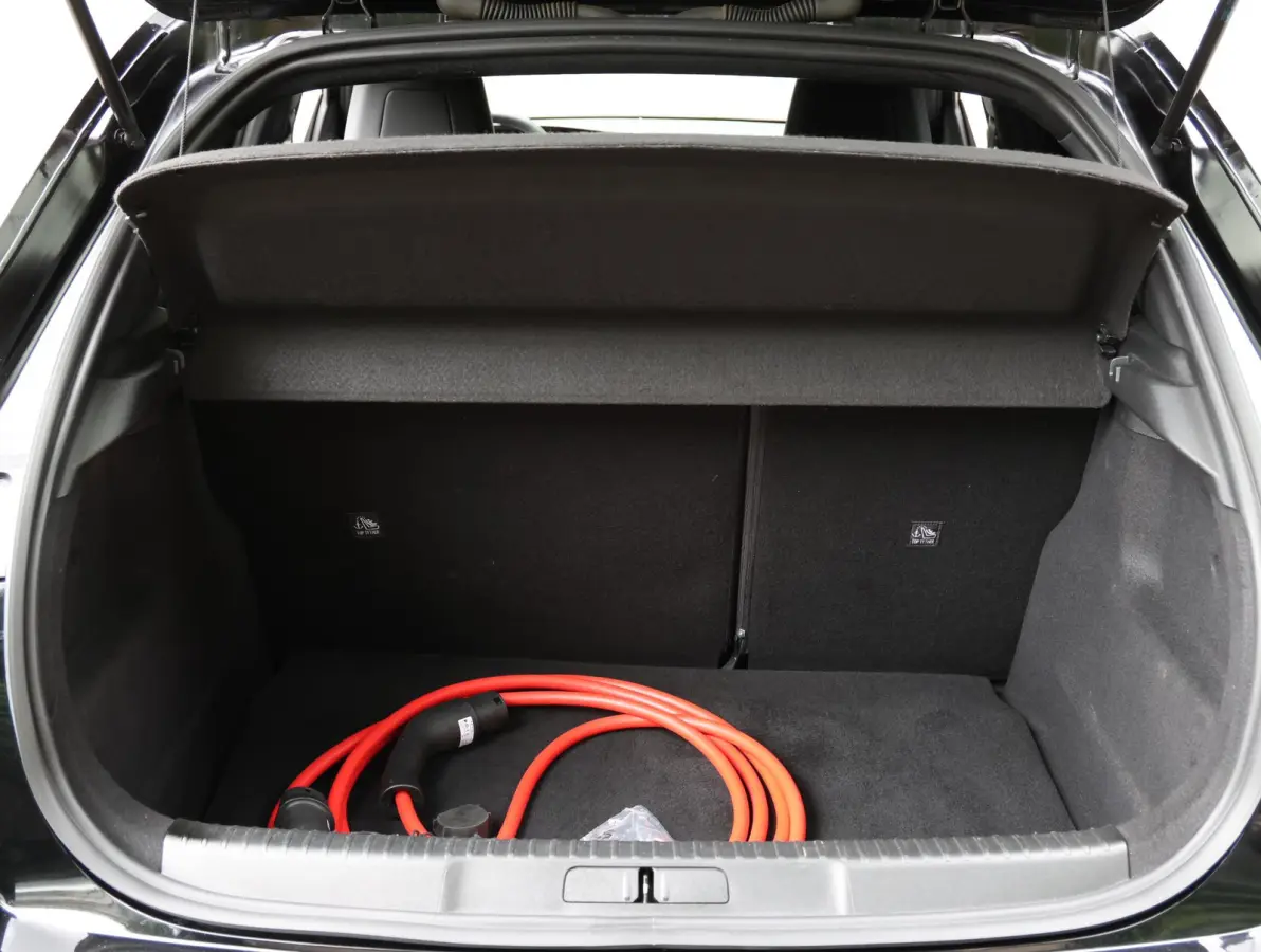 GS 54 kWh 156pk | Accu 97% | LED verlichting | Camera | Navigatie | Black pack | Apple Carplay & Android Auto