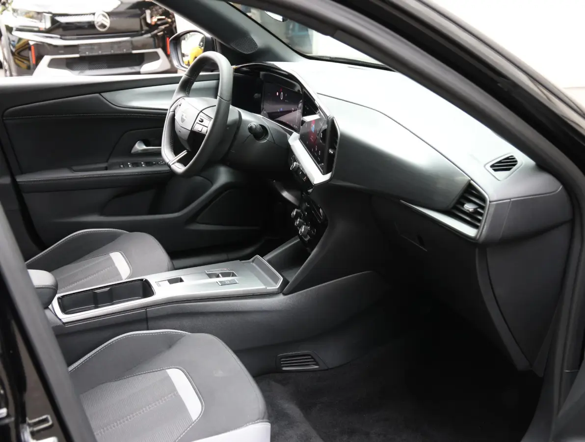 GS 54 kWh 156pk | Accu 97% | LED verlichting | Camera | Navigatie | Black pack | Apple Carplay & Android Auto