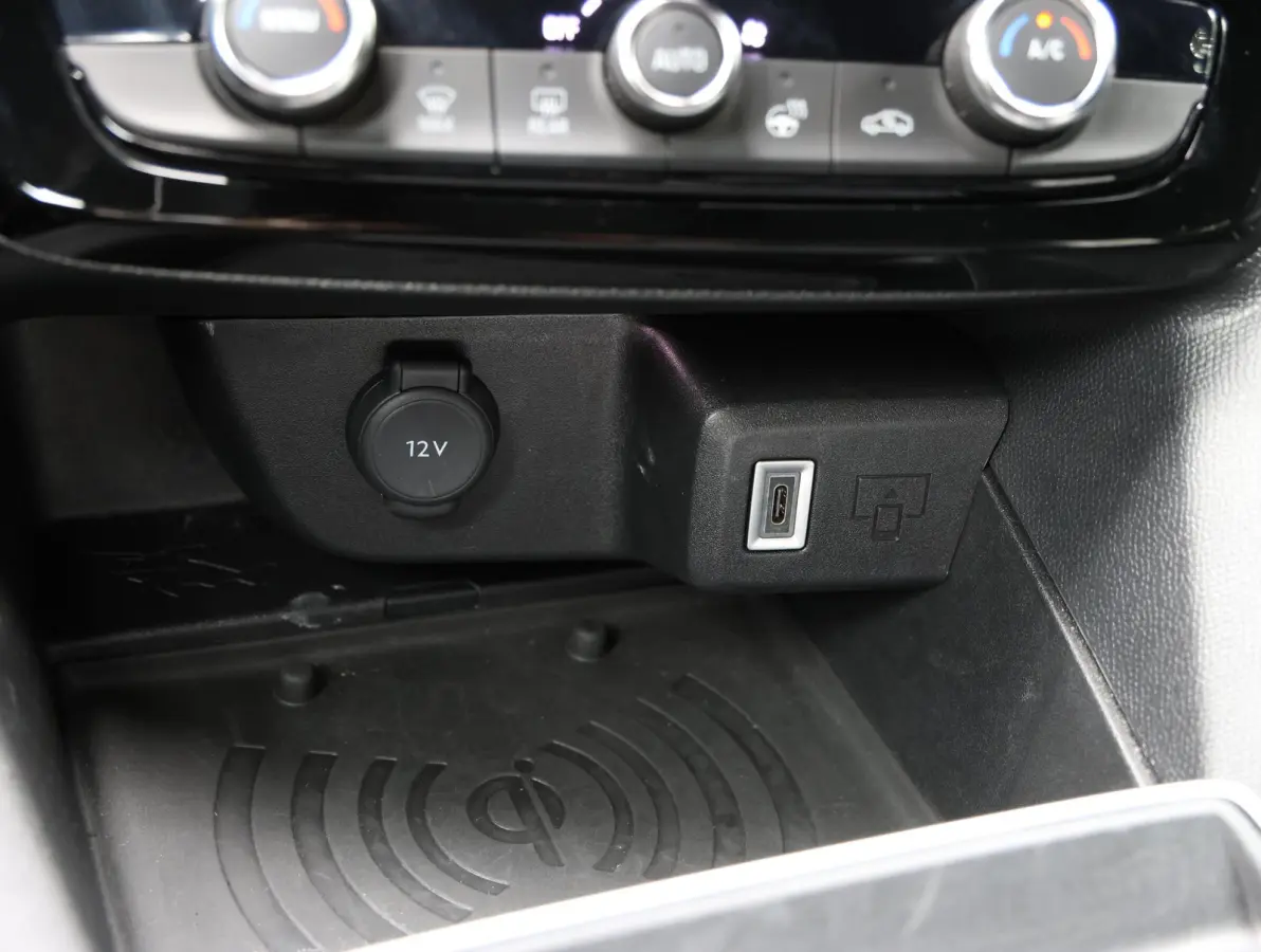 GS 54 kWh 156pk | Accu 97% | LED verlichting | Camera | Navigatie | Black pack | Apple Carplay & Android Auto