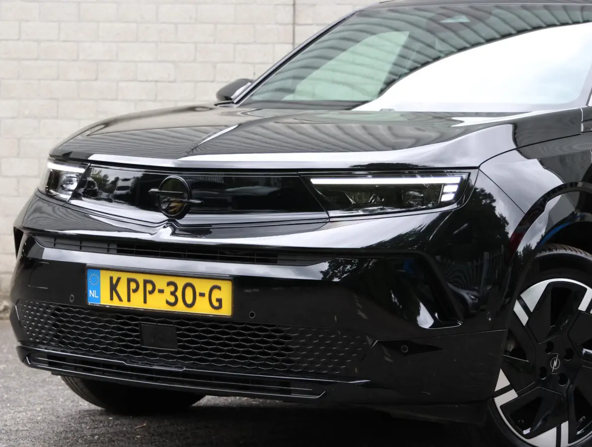 GS 54 kWh 156pk | Accu 97% | LED verlichting | Camera | Navigatie | Black pack | Apple Carplay & Android Auto