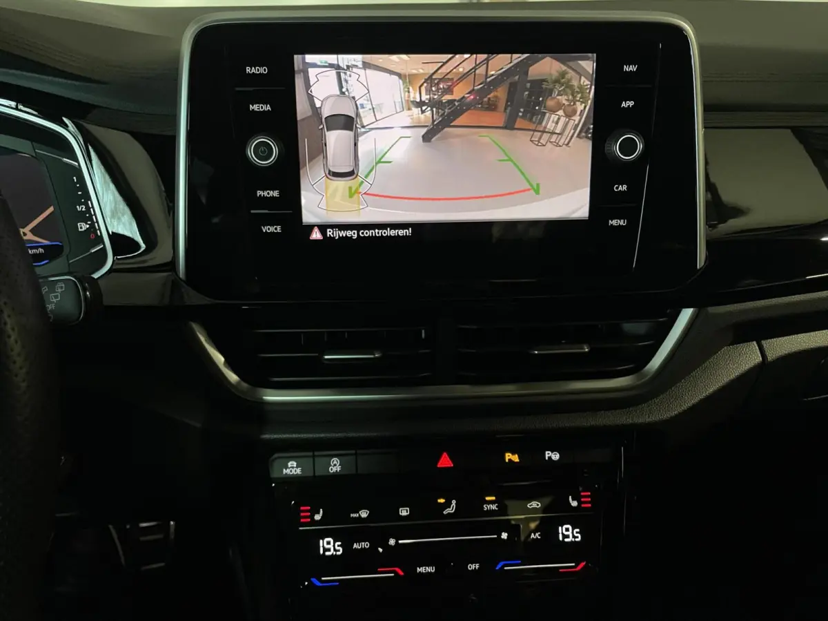 1.5 TSI R-Line/ Camera/ Massage/ IQ LED/ 18''LMV/ CarPlay