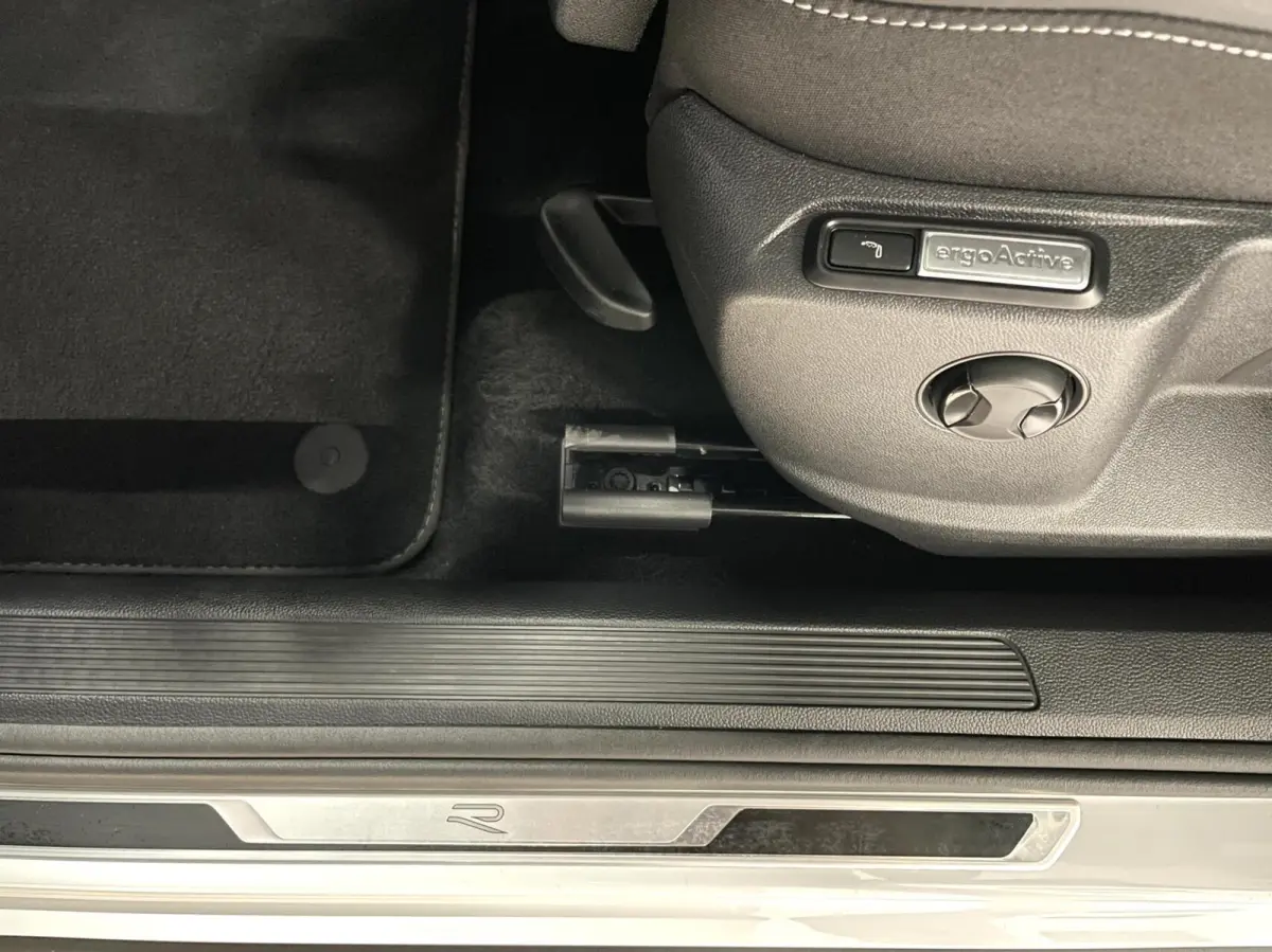 1.5 TSI R-Line/ Camera/ Massage/ IQ LED/ 18''LMV/ CarPlay