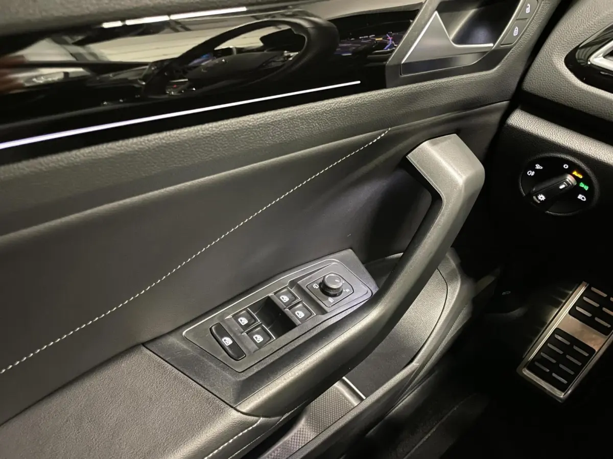 1.5 TSI R-Line/ Camera/ Massage/ IQ LED/ 18''LMV/ CarPlay