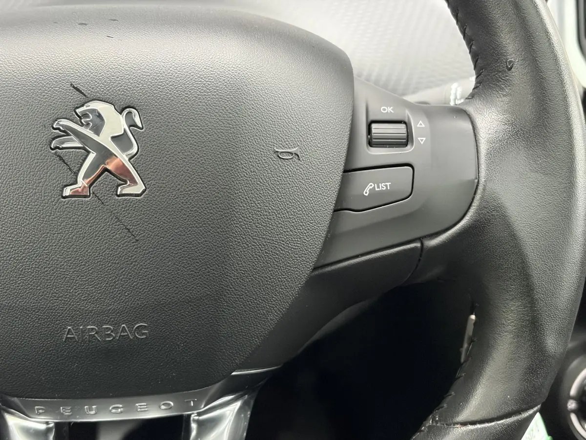1.2 PureTech Blue Lion ✓D-riem vv in 06-2023✓Pano✓Carplay✓Navi✓Trekhaak✓Pdc✓Airco✓Cruise✓Dealer Onderhouden✓110pk✓Weinig Km✓Lm velgen✓N.A.P✓Apk tot 06-2027