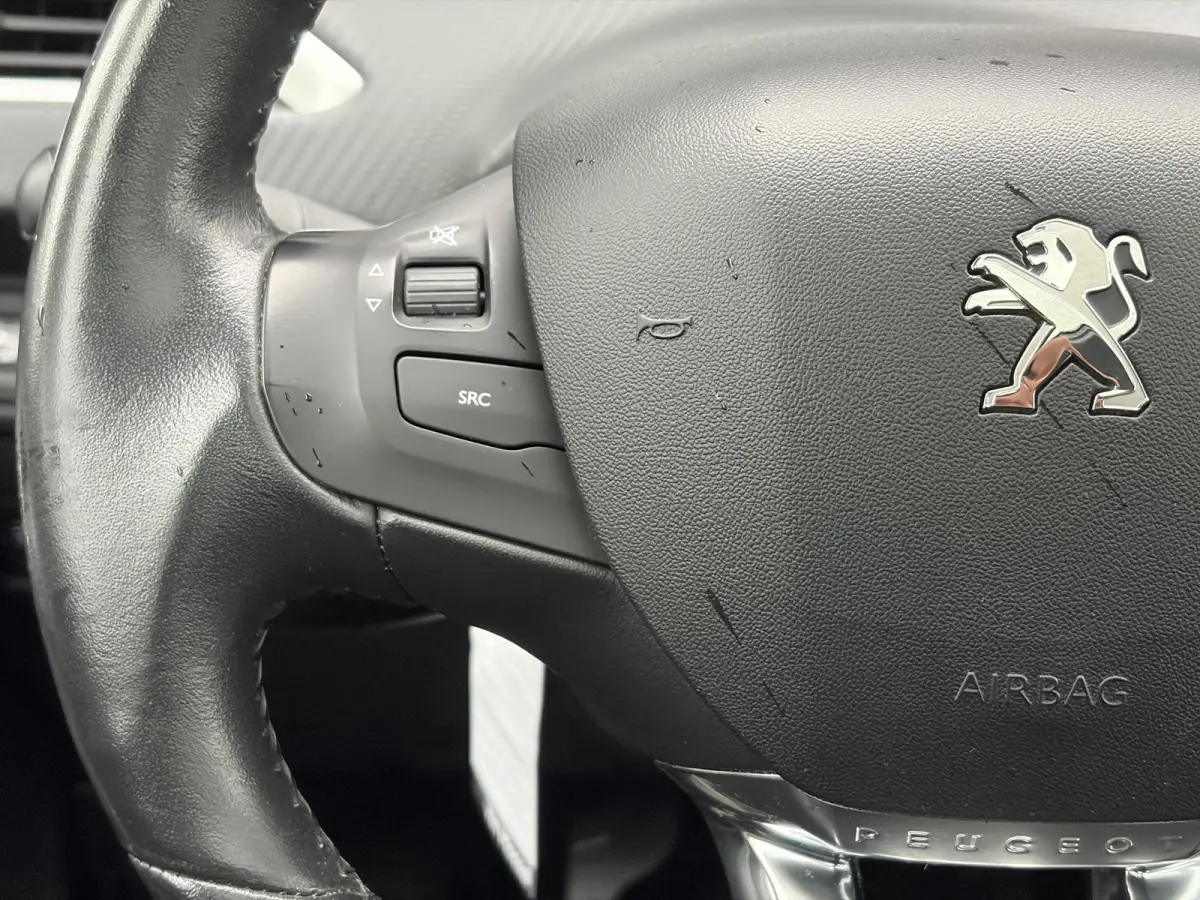 1.2 PureTech Blue Lion ✓D-riem vv in 06-2023✓Pano✓Carplay✓Navi✓Trekhaak✓Pdc✓Airco✓Cruise✓Dealer Onderhouden✓110pk✓Weinig Km✓Lm velgen✓N.A.P✓Apk tot 06-2027