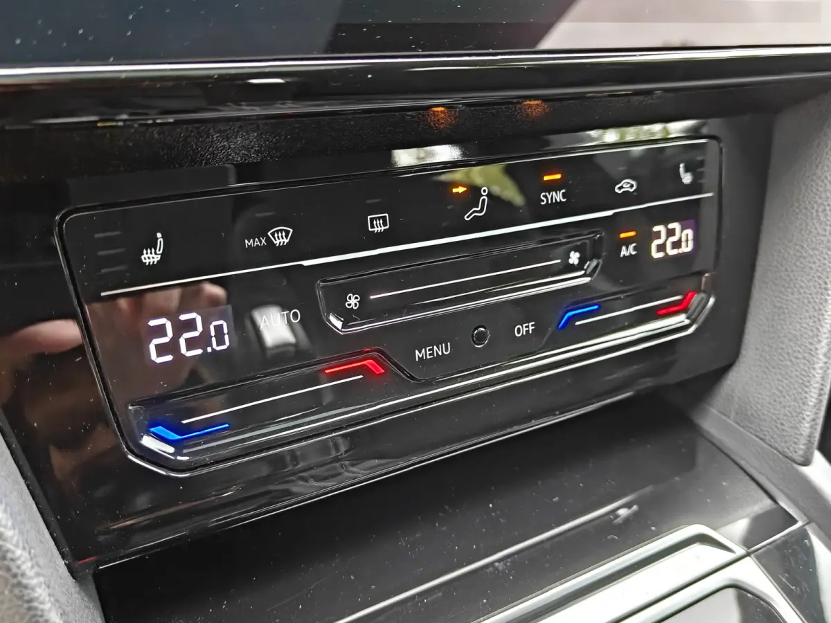 SB 2.0 TSI R-Line Business+ / Automaat / Camera / Carplay / Pano /