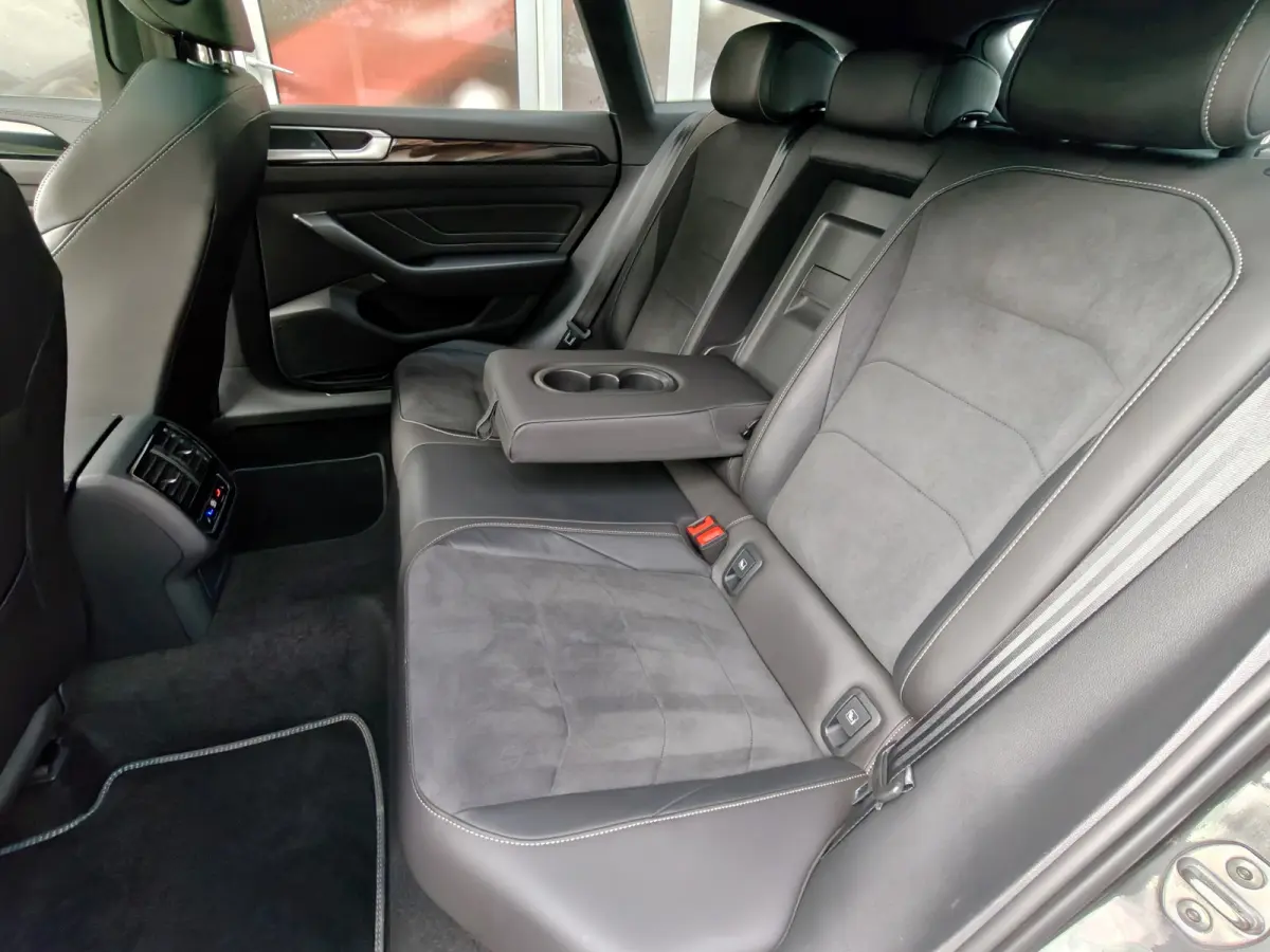 SB 2.0 TSI R-Line Business+ / Automaat / Camera / Carplay / Pano /