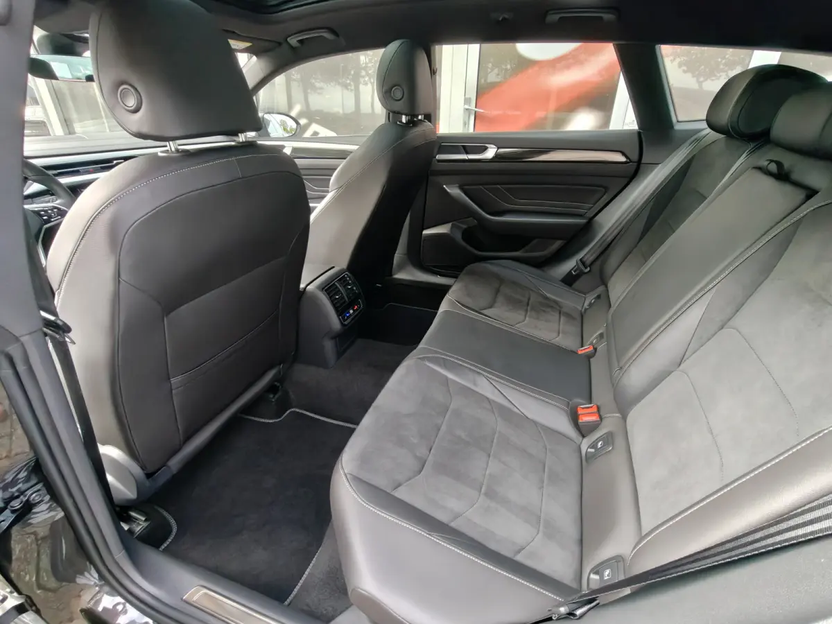 SB 2.0 TSI R-Line Business+ / Automaat / Camera / Carplay / Pano /