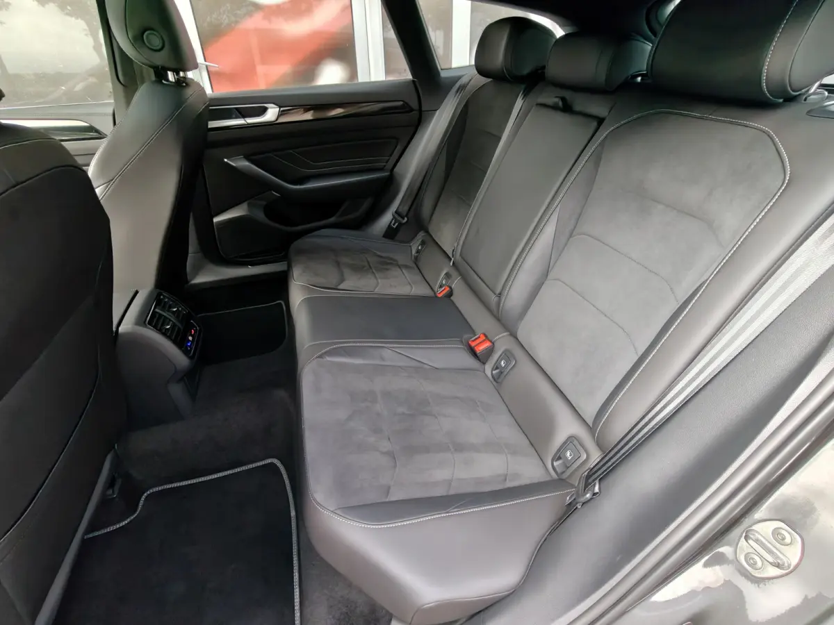 SB 2.0 TSI R-Line Business+ / Automaat / Camera / Carplay / Pano /
