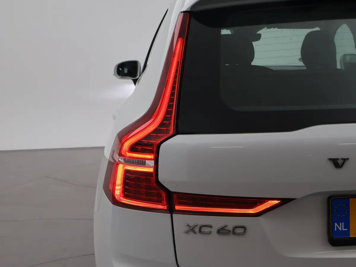 2.0 T6 350 PK PLUG-IN HYBRID AWD CORE BRIGHT + ELEK. TREKHAAK 2250 KG | PANORAMA | CARPLAY | ADAPTIVE CRUISE