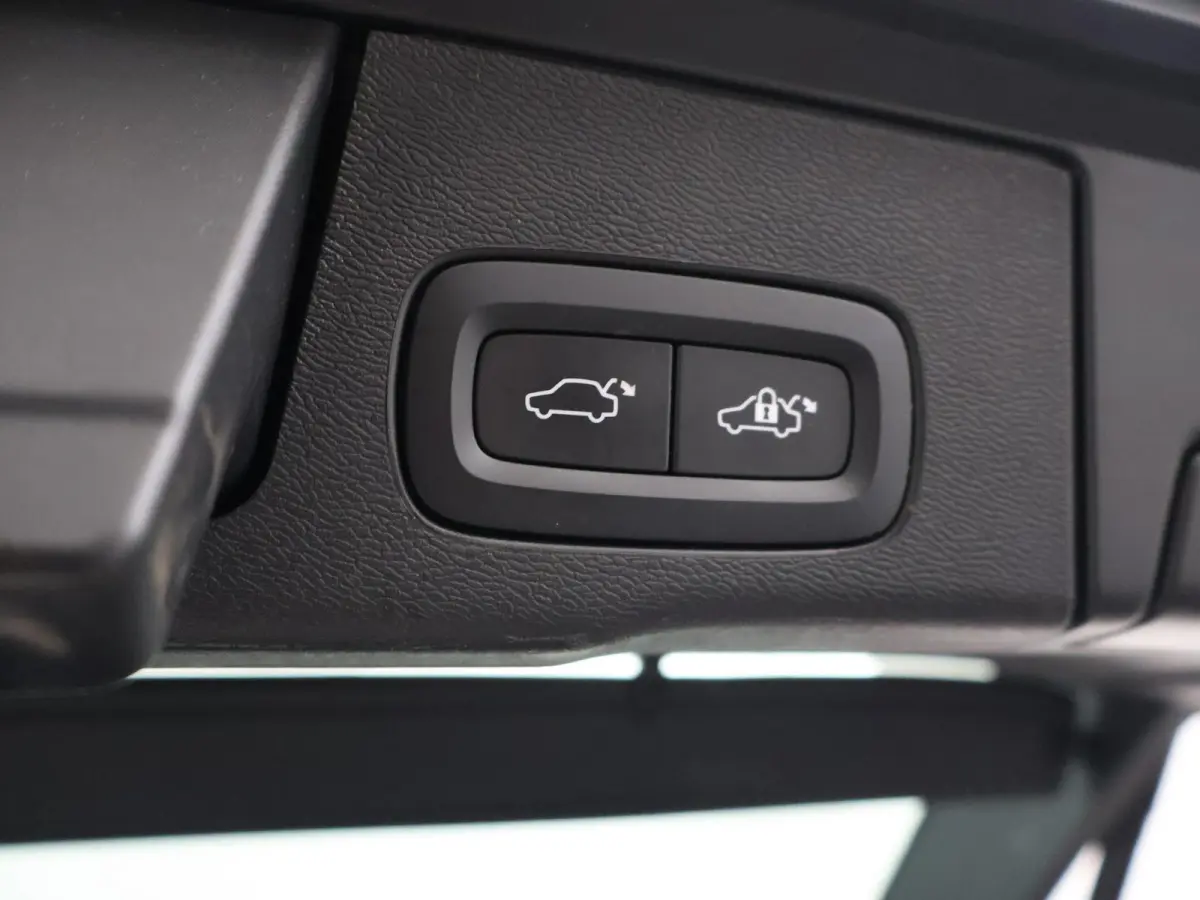 2.0 T6 350 PK PLUG-IN HYBRID AWD CORE BRIGHT + ELEK. TREKHAAK 2250 KG | PANORAMA | CARPLAY | ADAPTIVE CRUISE