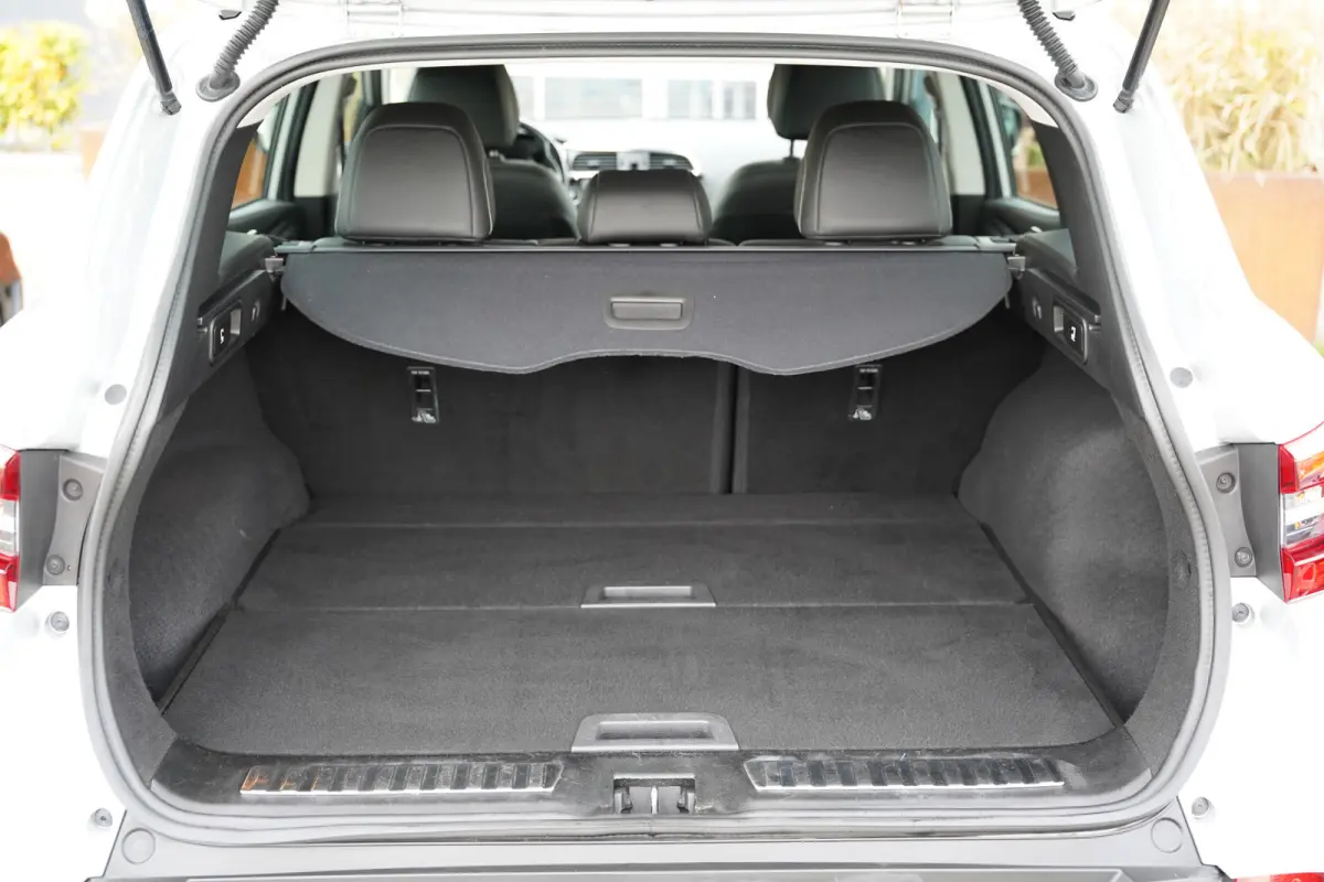 Kadjar TCe Intens 131pk | | Apple Carplay/Android Auto | Dab | Lichtmetalen velgen 17" | Navigatiesysteem full map | Parkeersensor voor en achter | Trekhaak | Dealer onderhouden!