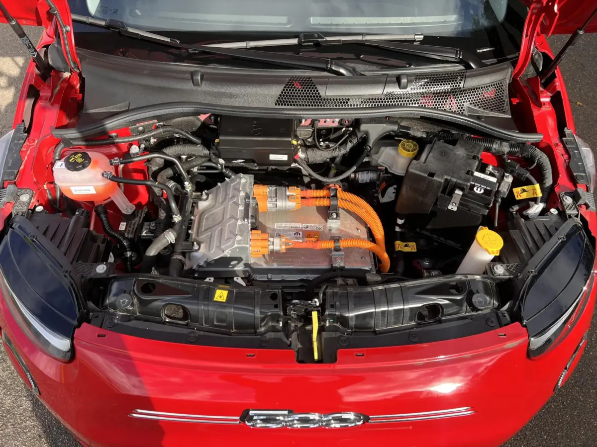 24kWh *La Prima 16” Two-Tone* CarPlay / 4x Assist