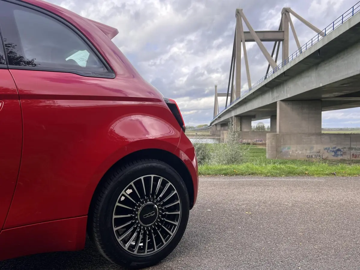 24kWh *La Prima 16” Two-Tone* CarPlay / 4x Assist