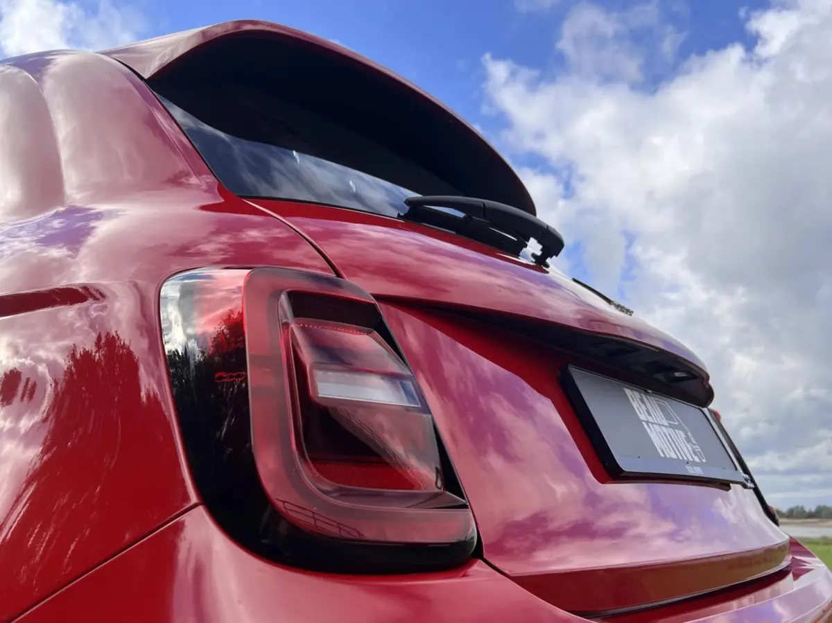 24kWh *La Prima 16” Two-Tone* CarPlay / 4x Assist