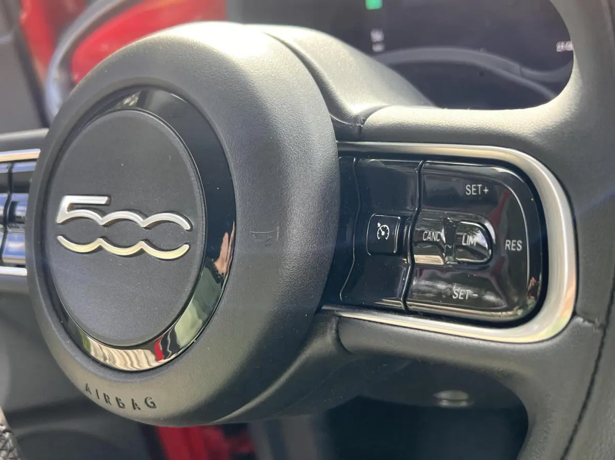 24kWh *La Prima 16” Two-Tone* CarPlay / 4x Assist