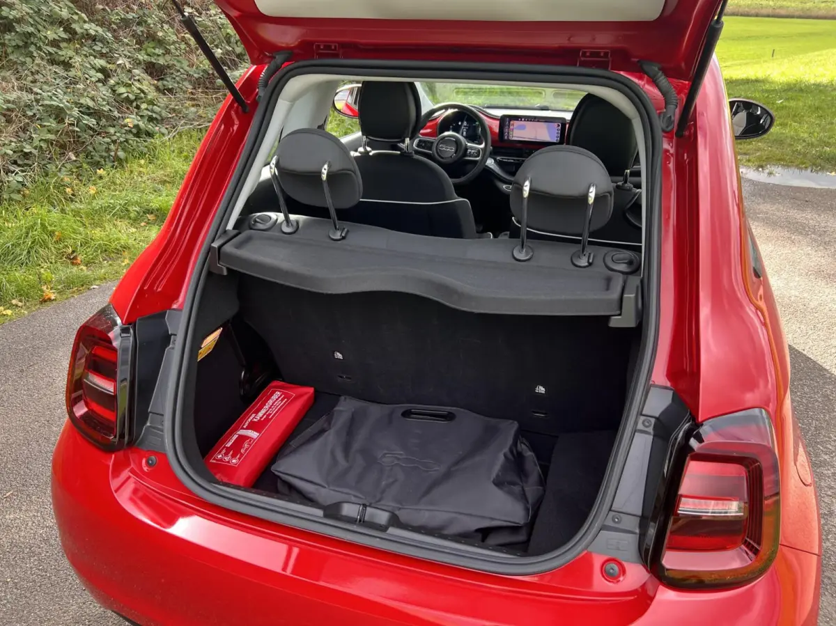 24kWh *La Prima 16” Two-Tone* CarPlay / 4x Assist
