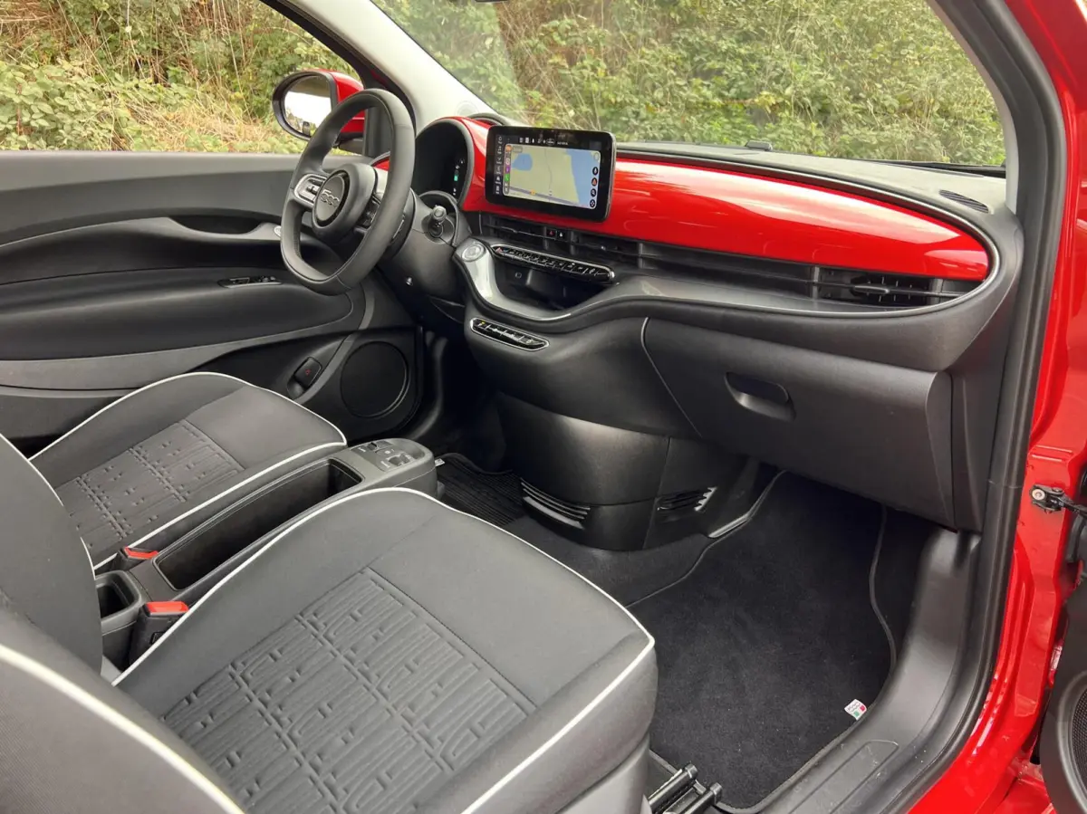 24kWh *La Prima 16” Two-Tone* CarPlay / 4x Assist