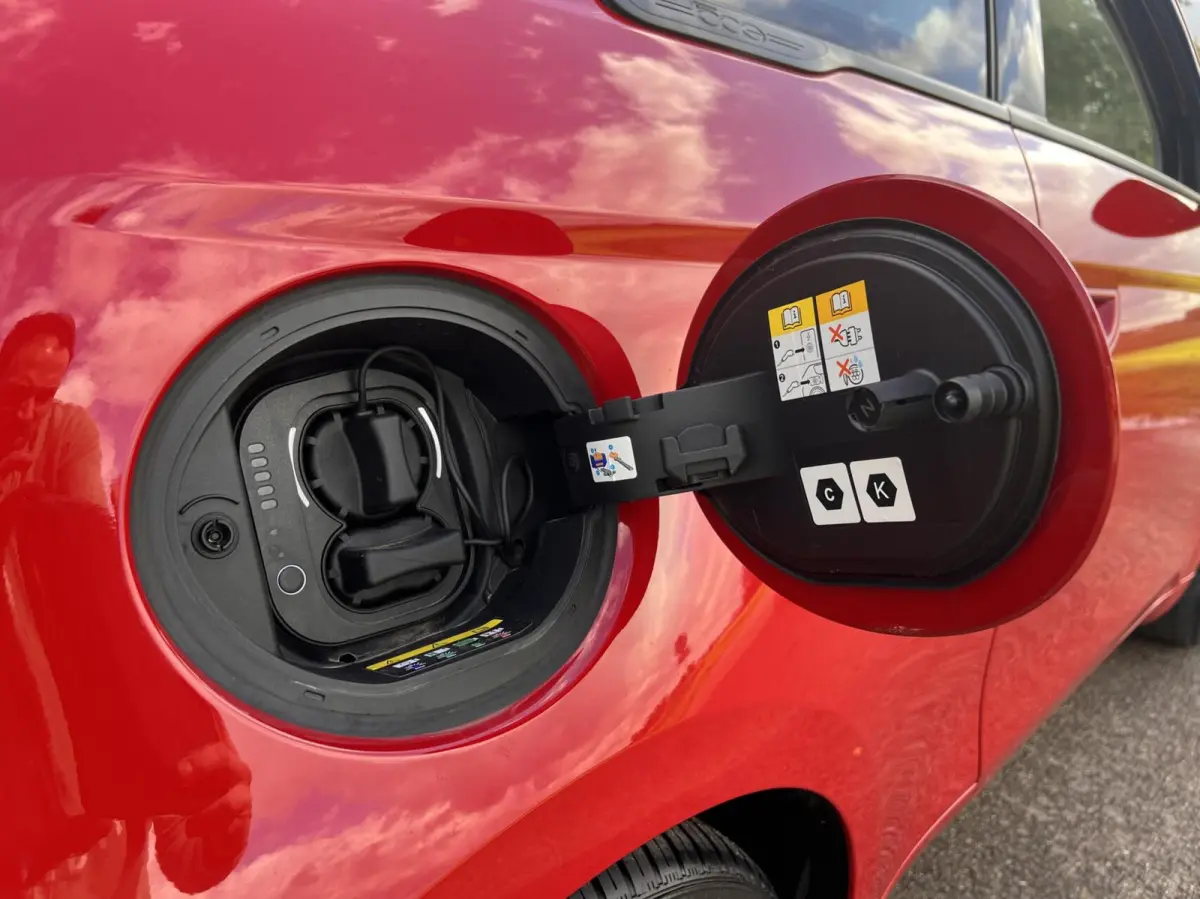 24kWh *La Prima 16” Two-Tone* CarPlay / 4x Assist