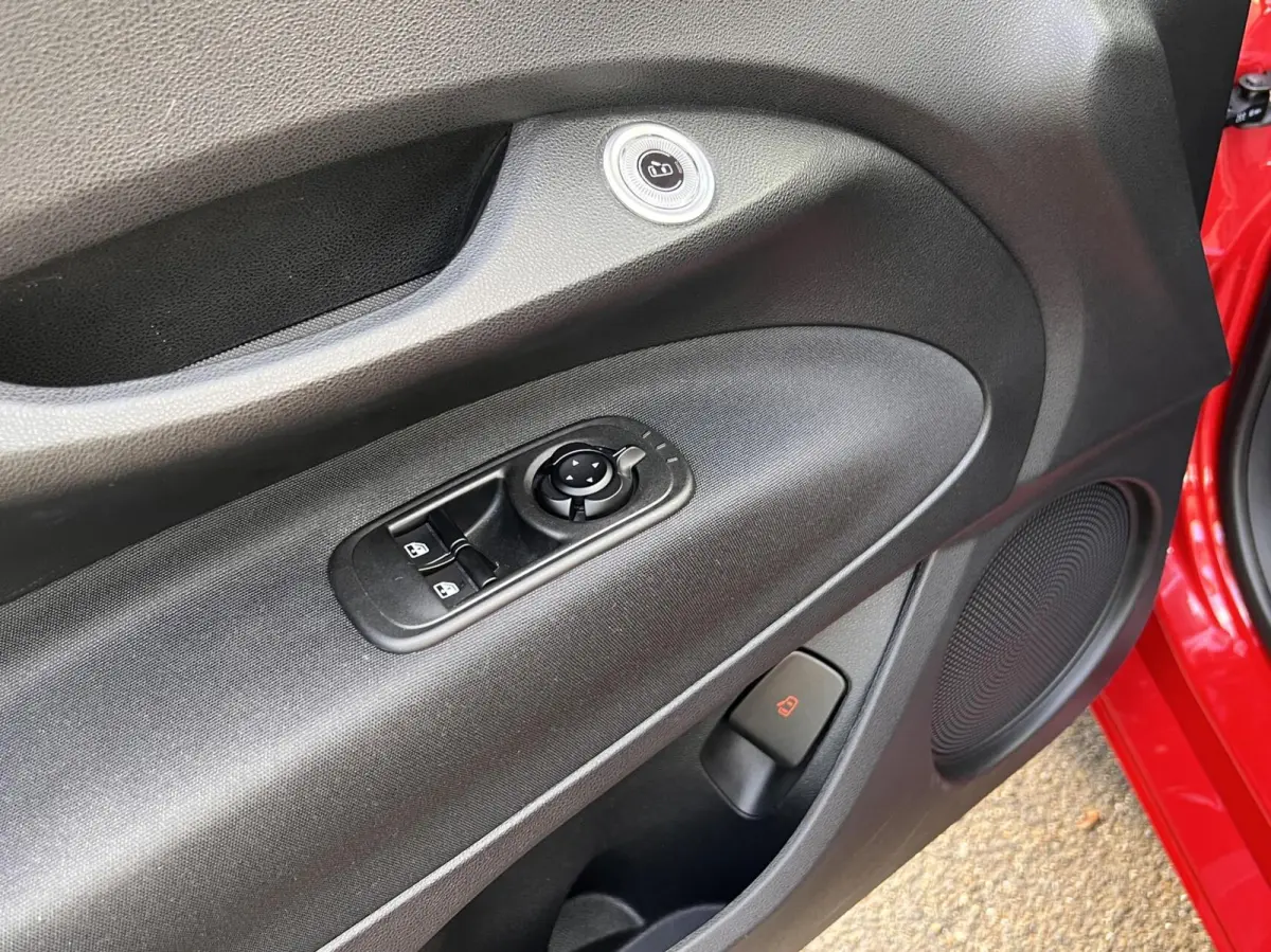 24kWh *La Prima 16” Two-Tone* CarPlay / 4x Assist