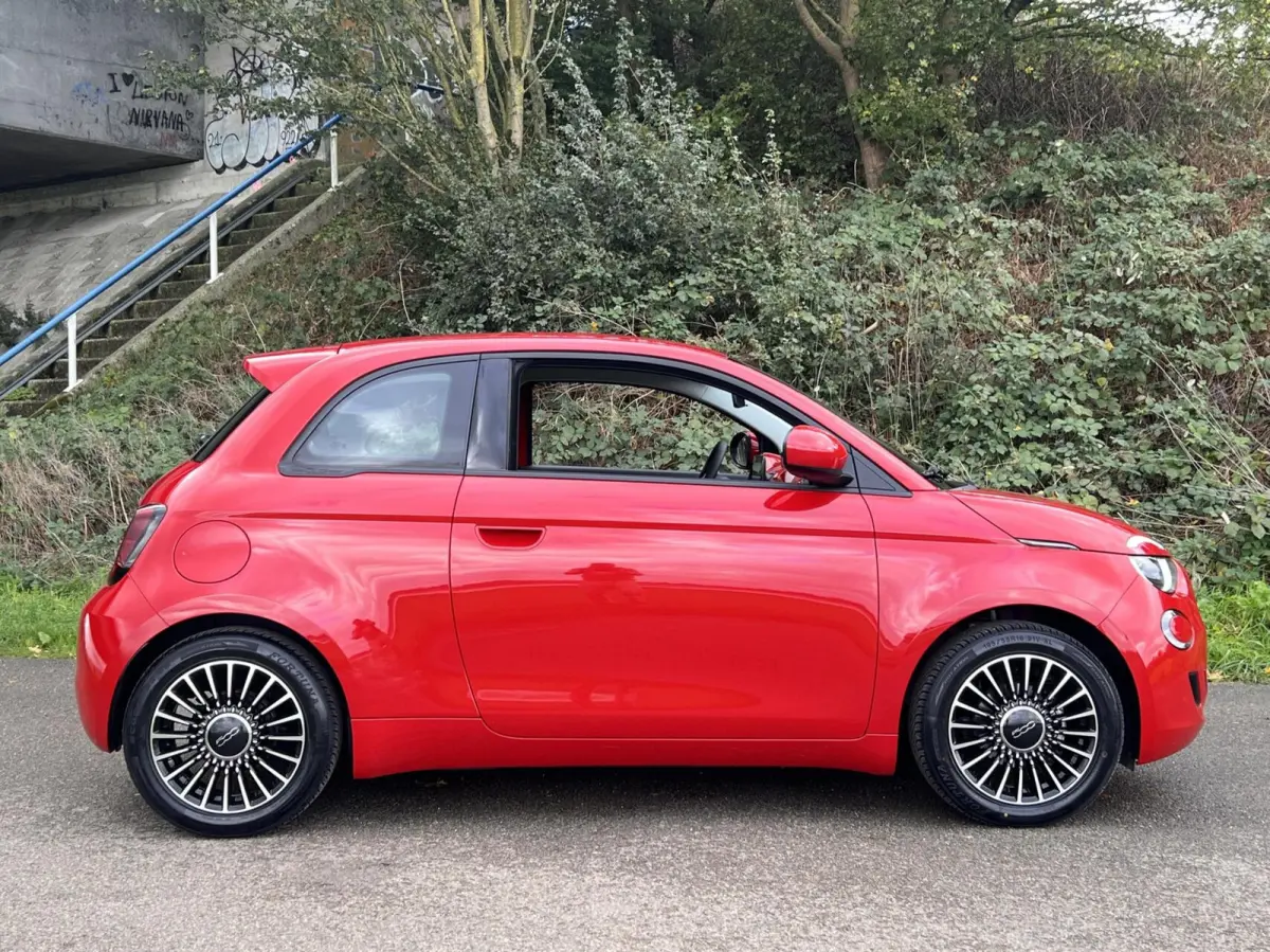 24kWh *La Prima 16” Two-Tone* CarPlay / 4x Assist