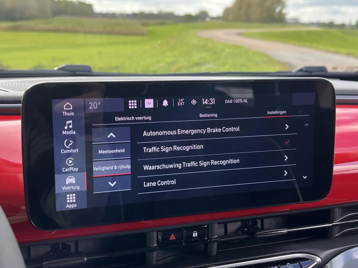 24kWh *La Prima 16” Two-Tone* CarPlay / 4x Assist