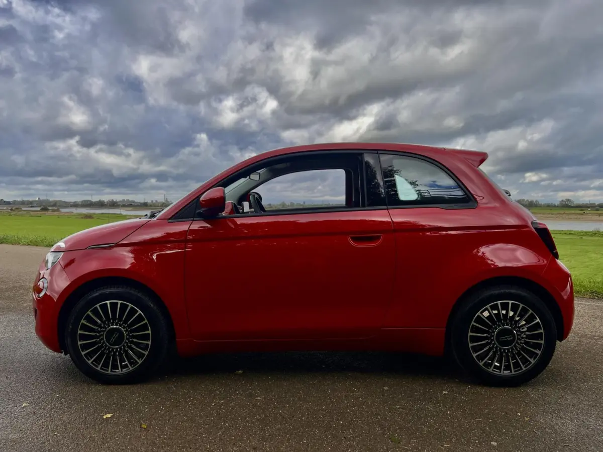 24kWh *La Prima 16” Two-Tone* CarPlay / 4x Assist