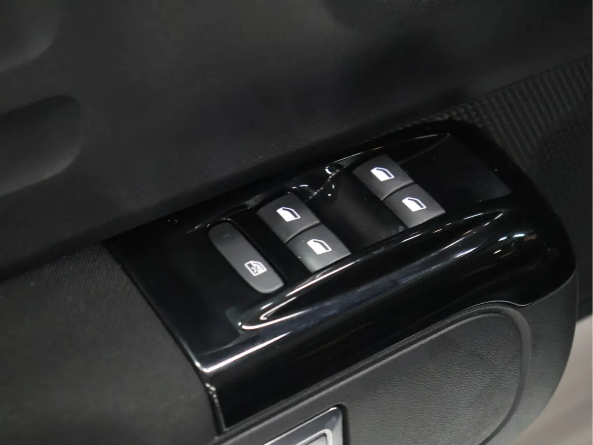 1.2 PureTech Shine [APPLE CARPLAY, CAMERA, STOELVERWARMING, ANDROID, CRUISE, LED VISION, PDC ACHTER, CLIMATE, NAVIGATIE, NIEUWSTAAT]