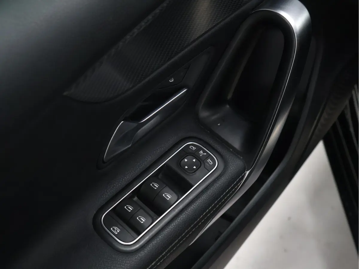 180 Luxury Line [ADAPTIVE CRUISE, APPLE CARPLAY, ANDROID, STOELVERWARMING, DIGITAL DASH, LEDER, LED, BLUETOOTH, NAVIGATIE, CLIMATE CONTROL, NIEUWSTAAT]